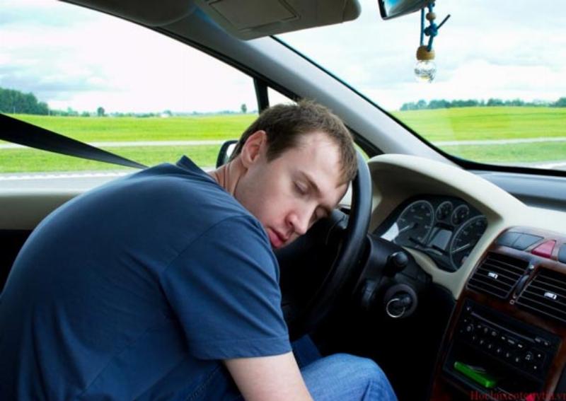 Một tài xế xe tải đang nghỉ ngơi uống cà phê tại quán 24h vào ban đêm.
